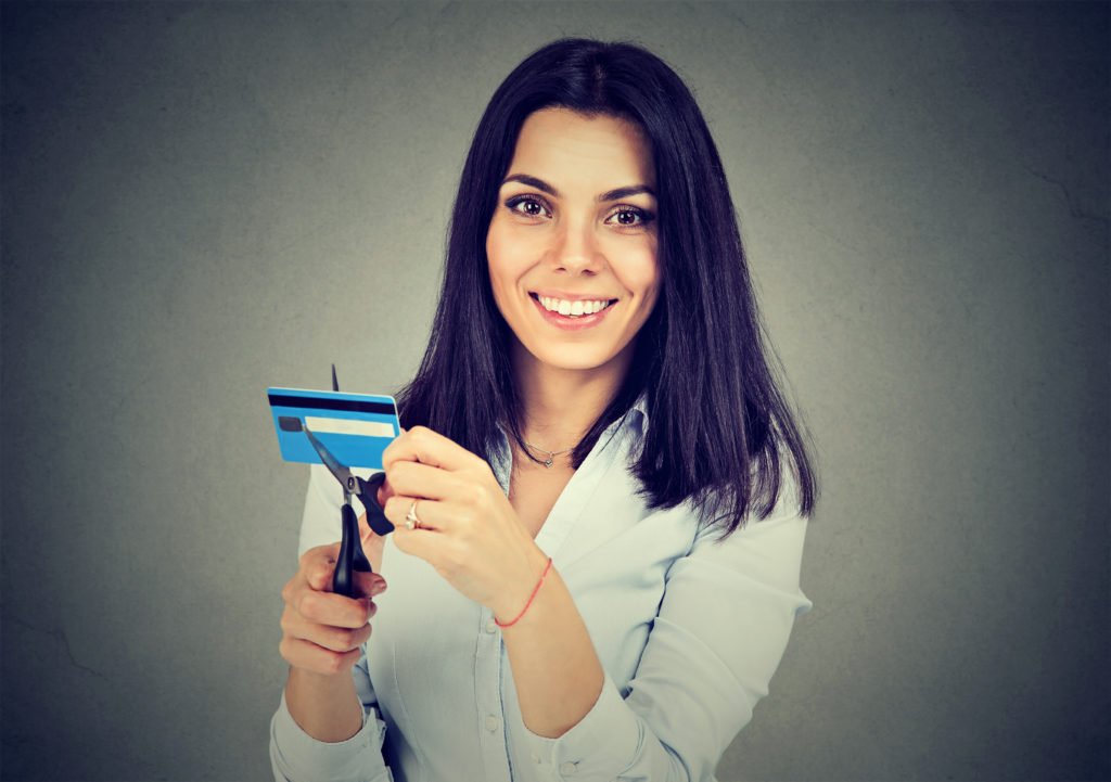 woman_cutting_up_credit_card